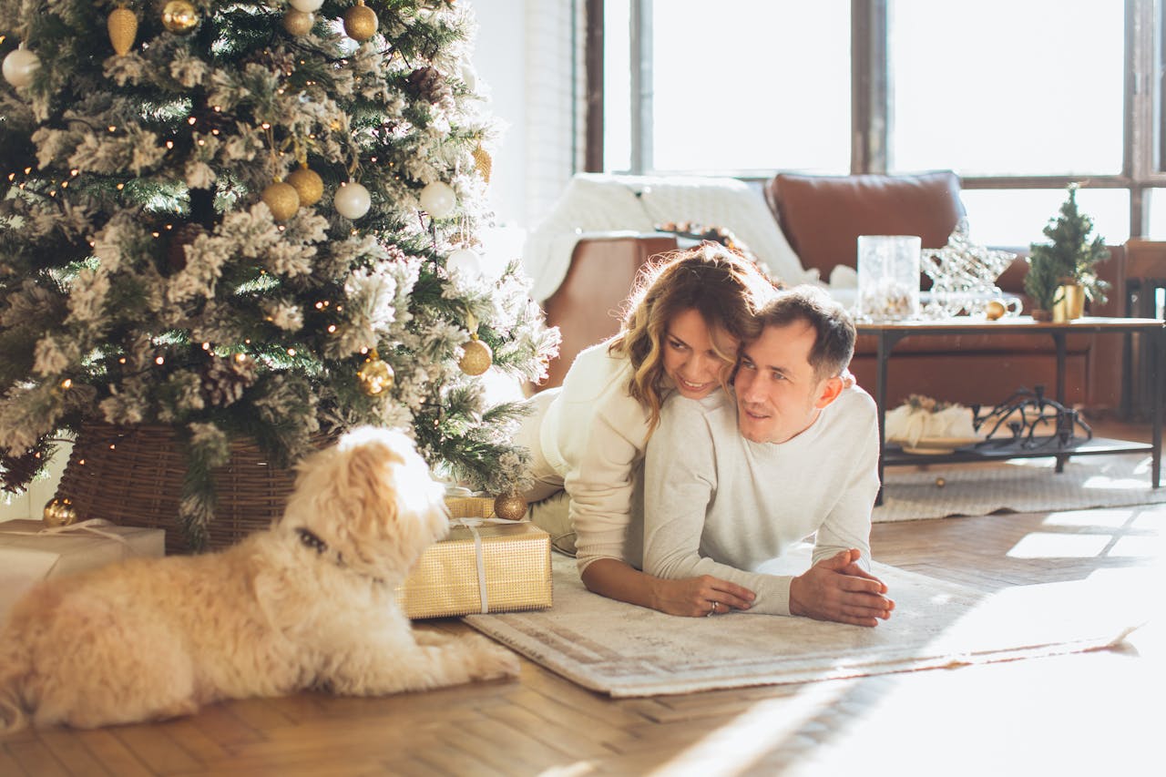 Capture the Magic of Christmas: Romantic Holiday Couple Photos